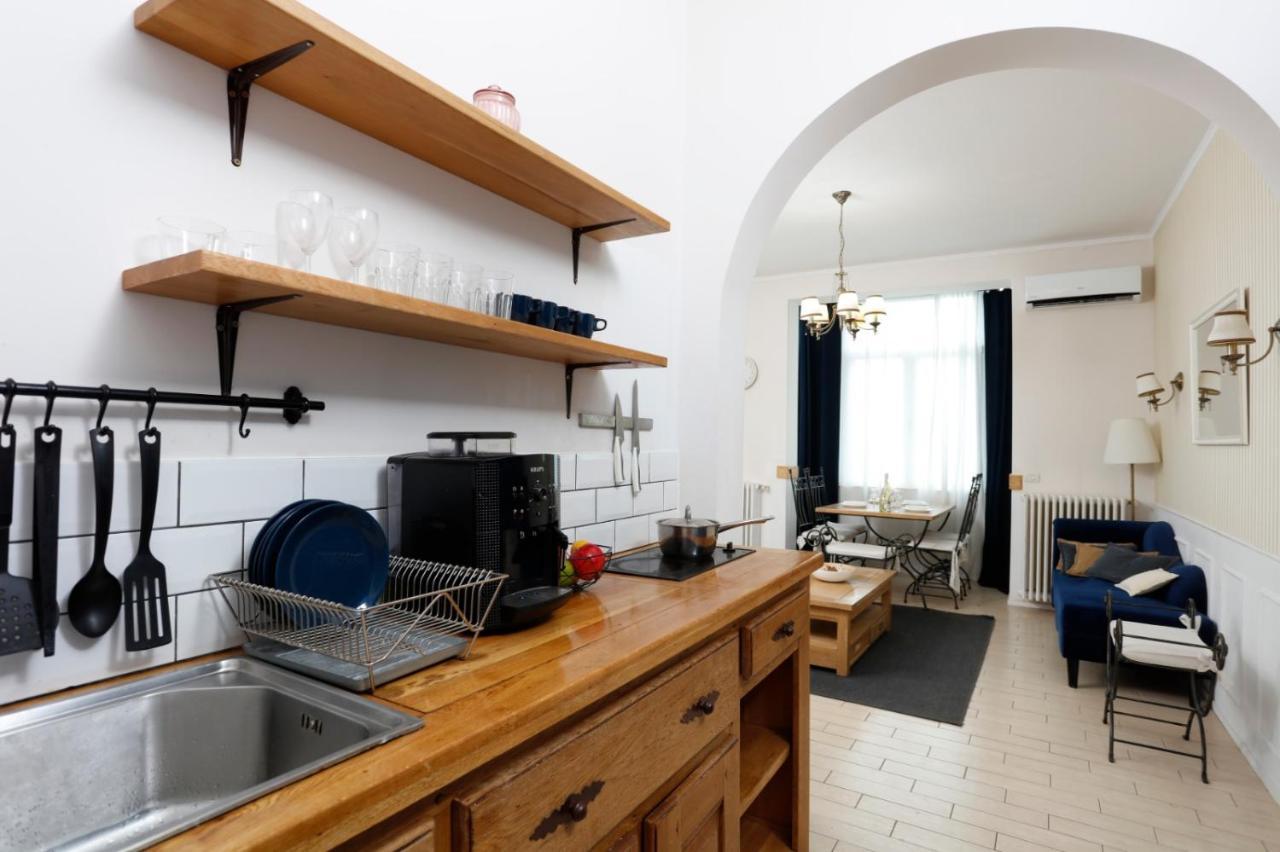 Classy 2 Bedroom In Center *
